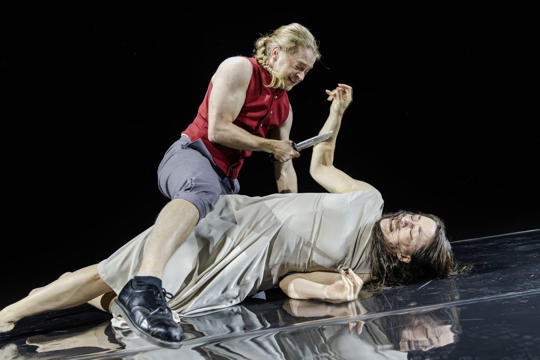 Die Sprache der Gewalt: Johann (Henning Mittwollen) und Agnes (Emma Lotta Wegner) in „Die Familie Schroffenstein“ in der Regie von Kay Wegner am Theater Ulm. Foto Sylvain Guillot