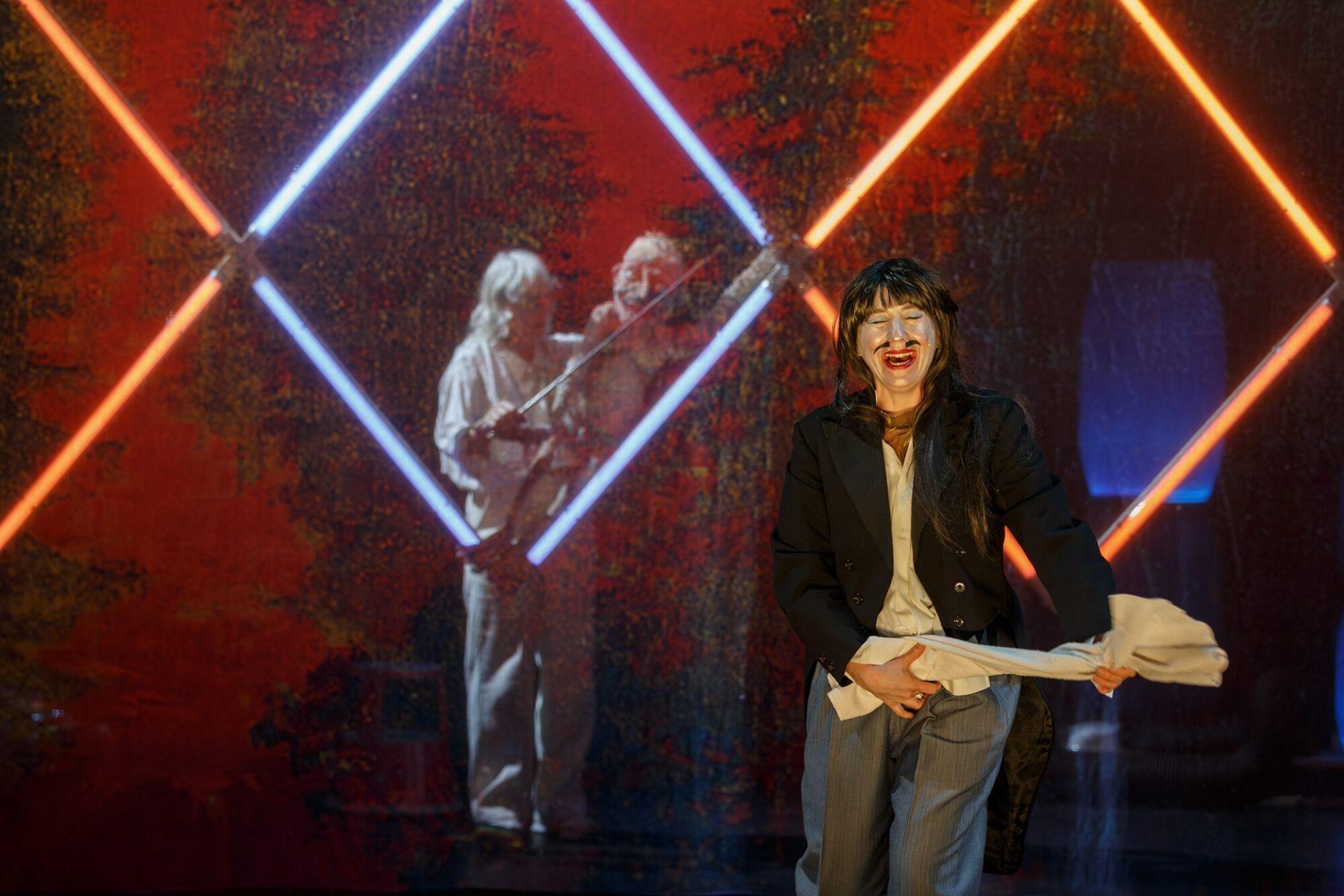 Wenn ein Schauspieler auf der Bühne stirbt, geht er nach der Vorstellung etwas essen. Die Puppe stirbt wirklich vor unseren Augen: „ZINNOBER“ von Martina Clavadetscher nach E.T.A. Hoffmann in der Regie von Jan Stephan Schmieding am Theater Marie.