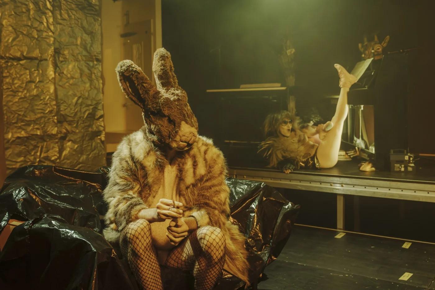 Aus dem Lehrstück ohne Lehre ein paar Denkansätze herausschütteln: „Biedermann und die Brandstifter“, Regie Corinna von Rad am Theater Luzern. Foto Ingo Hoehn