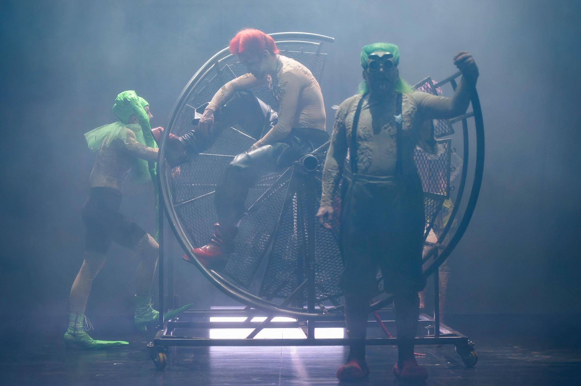 Kommen die Bösen immer davon? „Die Hamletmaschine“ von Heiner Müller in einer Inszenierung von Lilli-Hannah Hoepner vom Staatstheater Augsburg beim diesjährigen Brechtfestival.