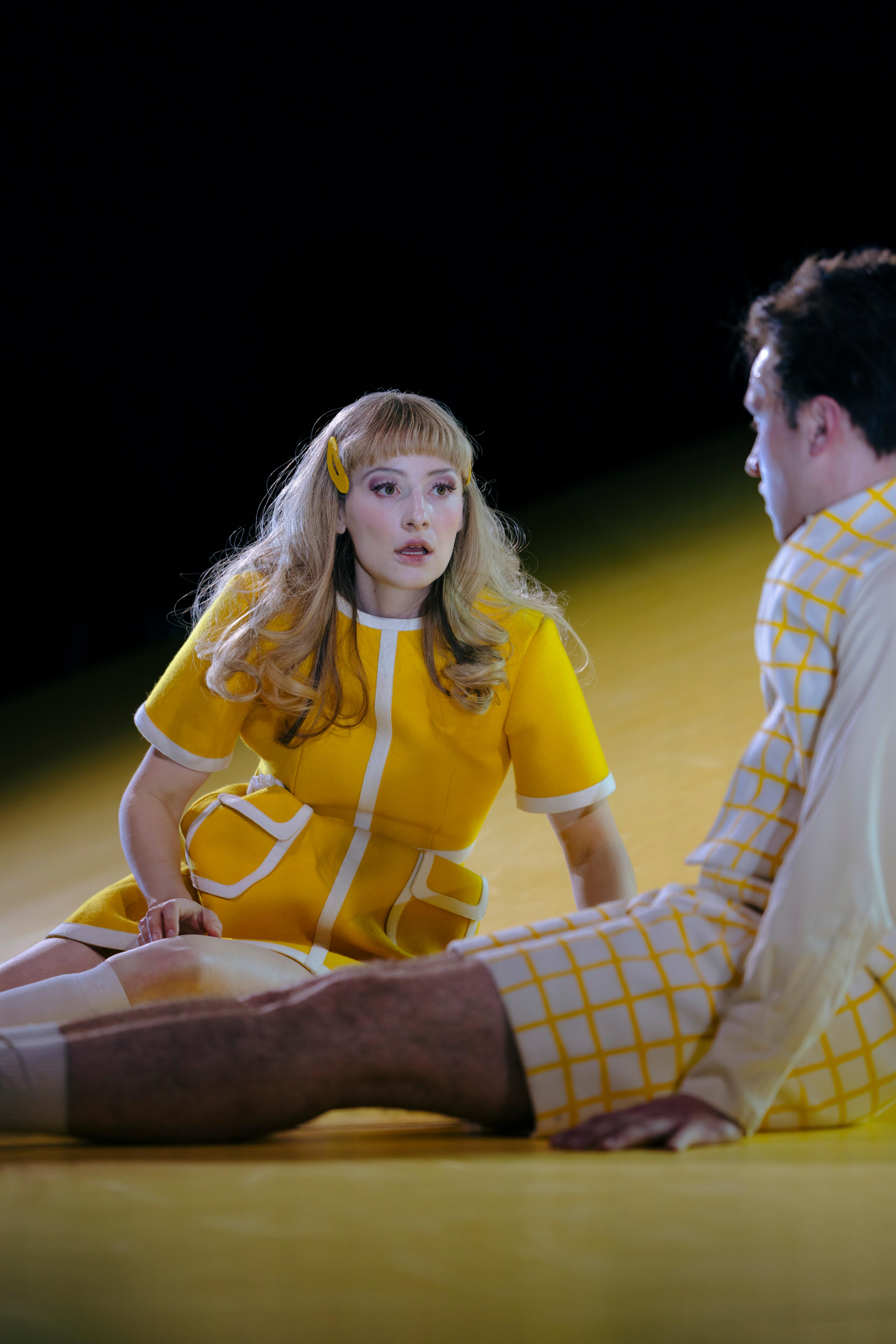 „Eine Liebe muss keine dabei sein“: Lena Brückner und Nils Karsten in „Pioniere in Ingolstadt“ in der Regie von Lucia Bihler. Foto Marcella Ruiz Cruz