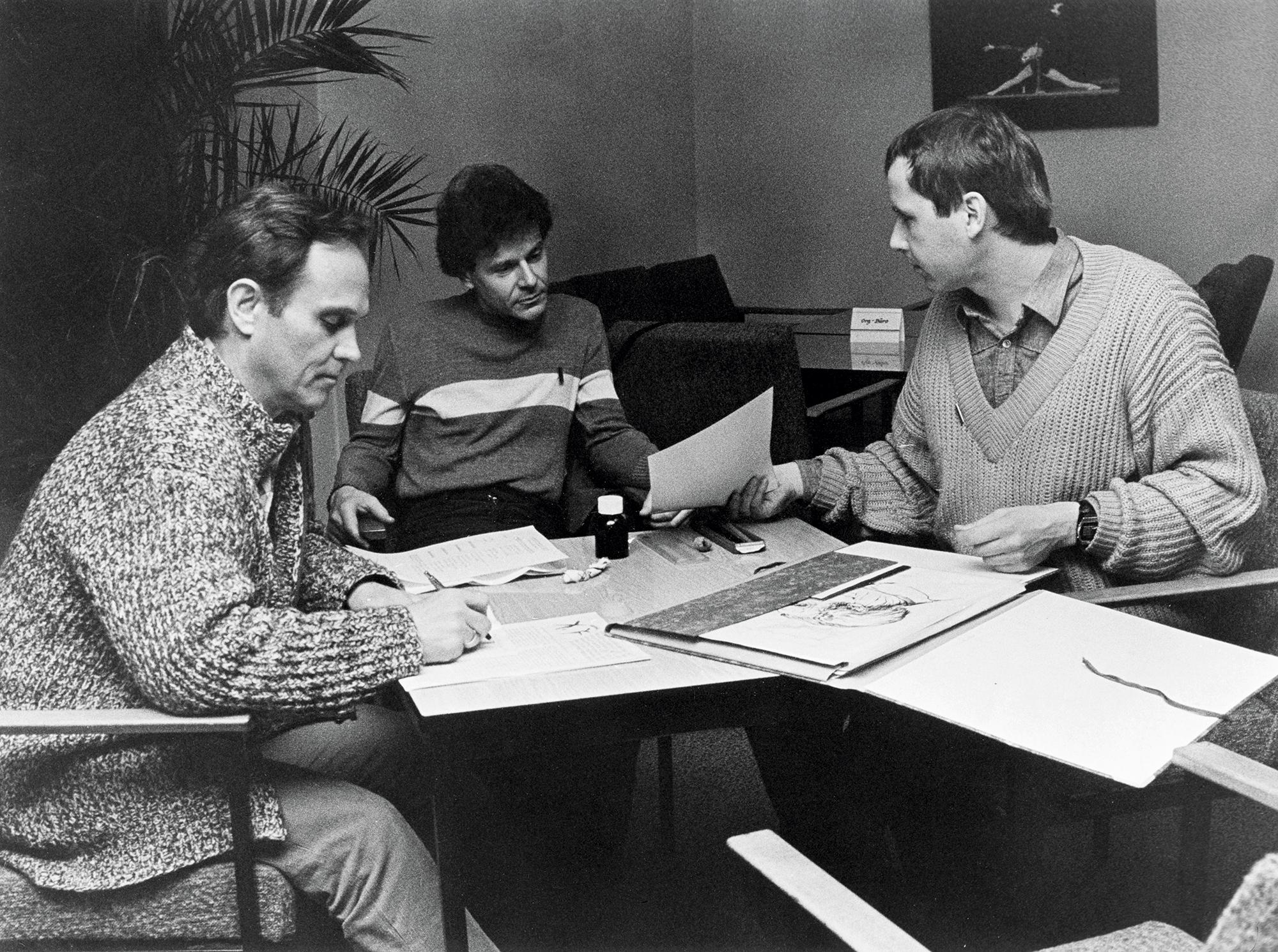 Dietmar Fritzsche, Volkmar Draeger und der Grafiker Olaf Rammelt bei einer Redaktionssitzung während des X. Ballettwettbewerbs der DDR, März 1987, im Landestheater Dessau. Foto Archiv Volkmar Draeger
