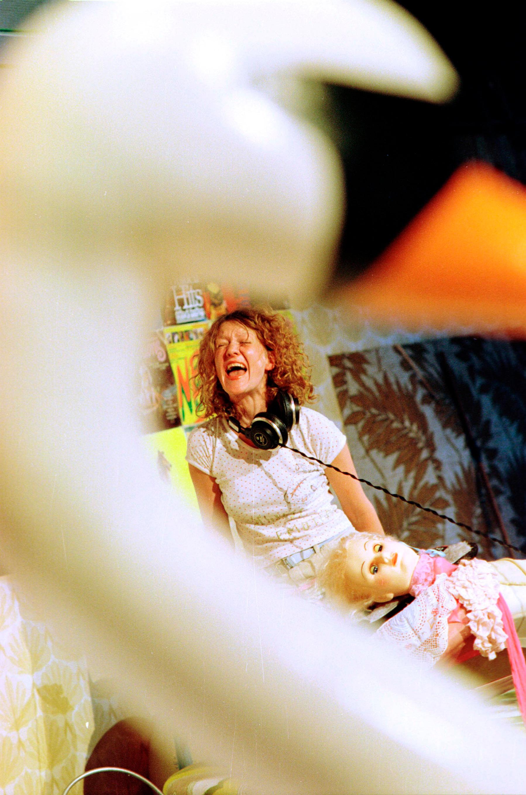 Christine Groß in Heidi Hoh 3 – die Interessen der Firma können nicht die Interessen sein, die Heidi Hoh hat von René Pollesch im Berliner Podewil 2001. Regie René Pollesch, Bühne und Kostüme Janina Audick, Foto: David Baltzer/bildbuehne.de