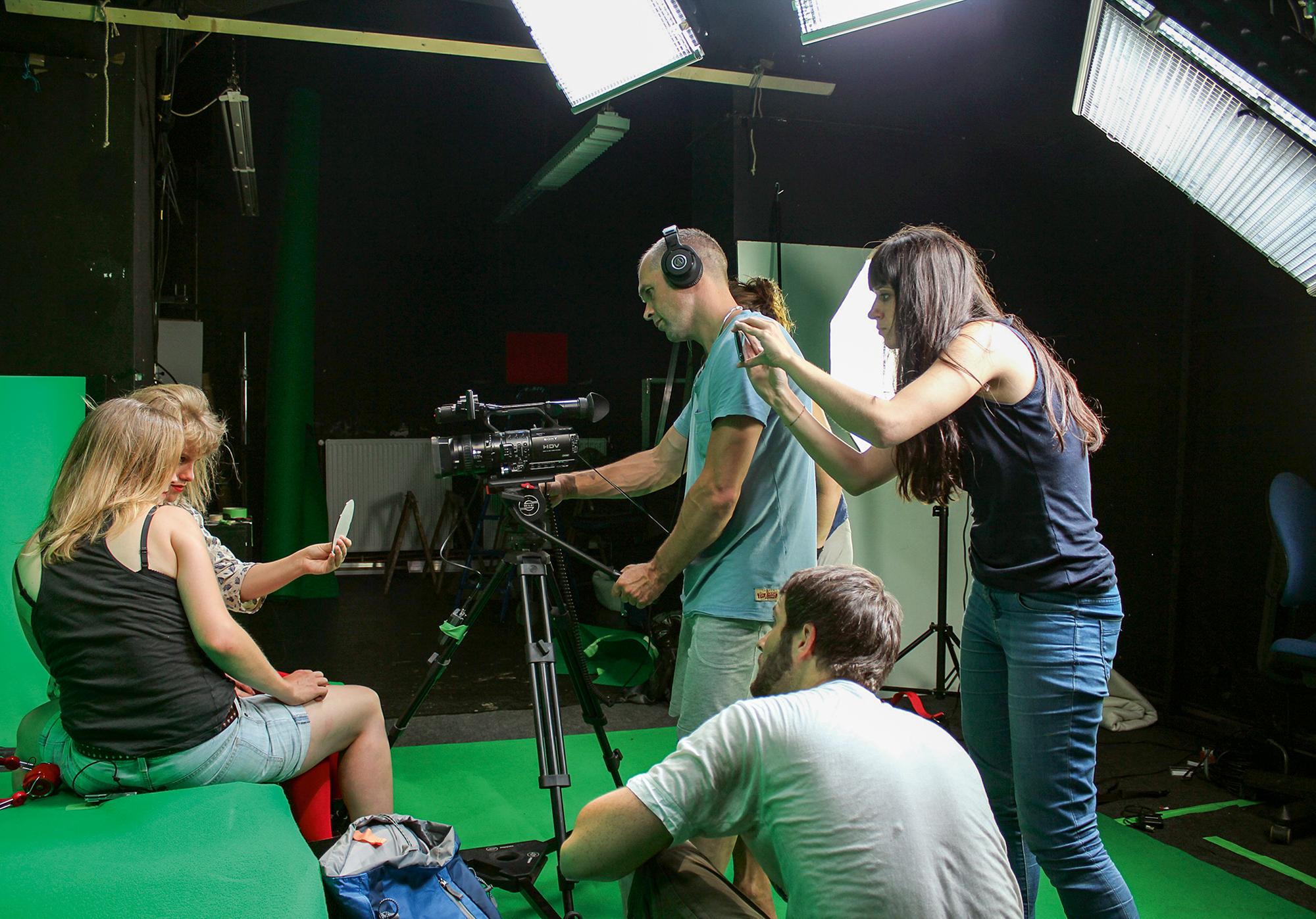 Künstler:innen proben im Green-Screen-Studio