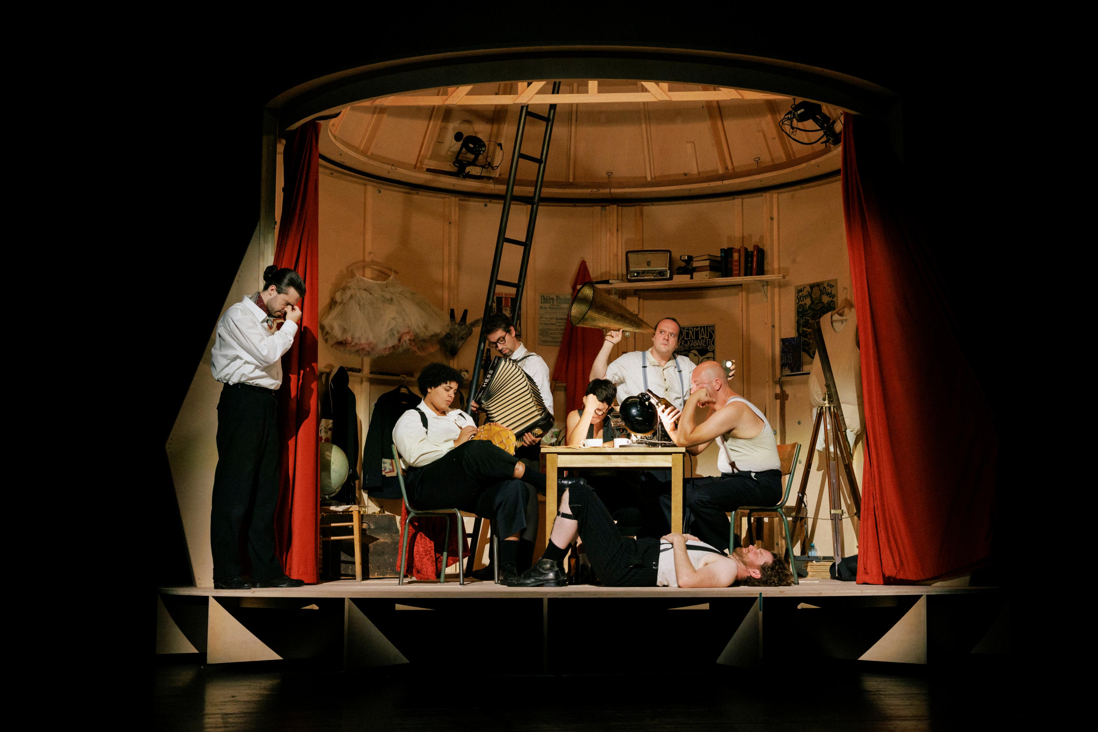 Naive Lebenslust und klarsichtige politische Analyse: „Ich möchte zur Milchstraße wandern“, Regie Jan Philipp Gloger am Volkstheater Wien. Foto Marcella Ruiz Cruz