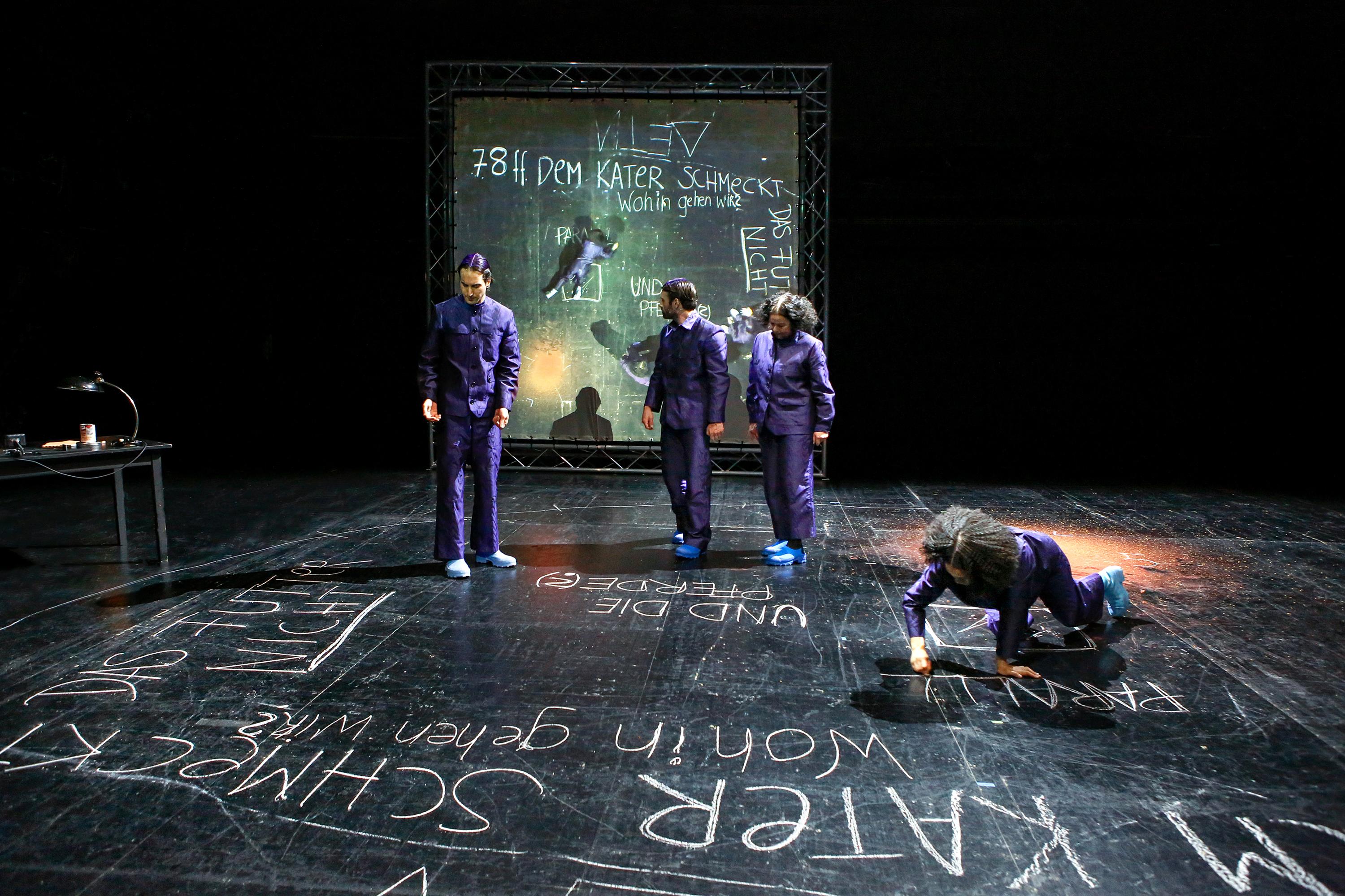 Thomas Hauser, Florian Jahr, Katja Jung und Felicia Chin-Malenski in „77 Versuche, die Welt zu verstehen“. Foto Birgit Hupfeld