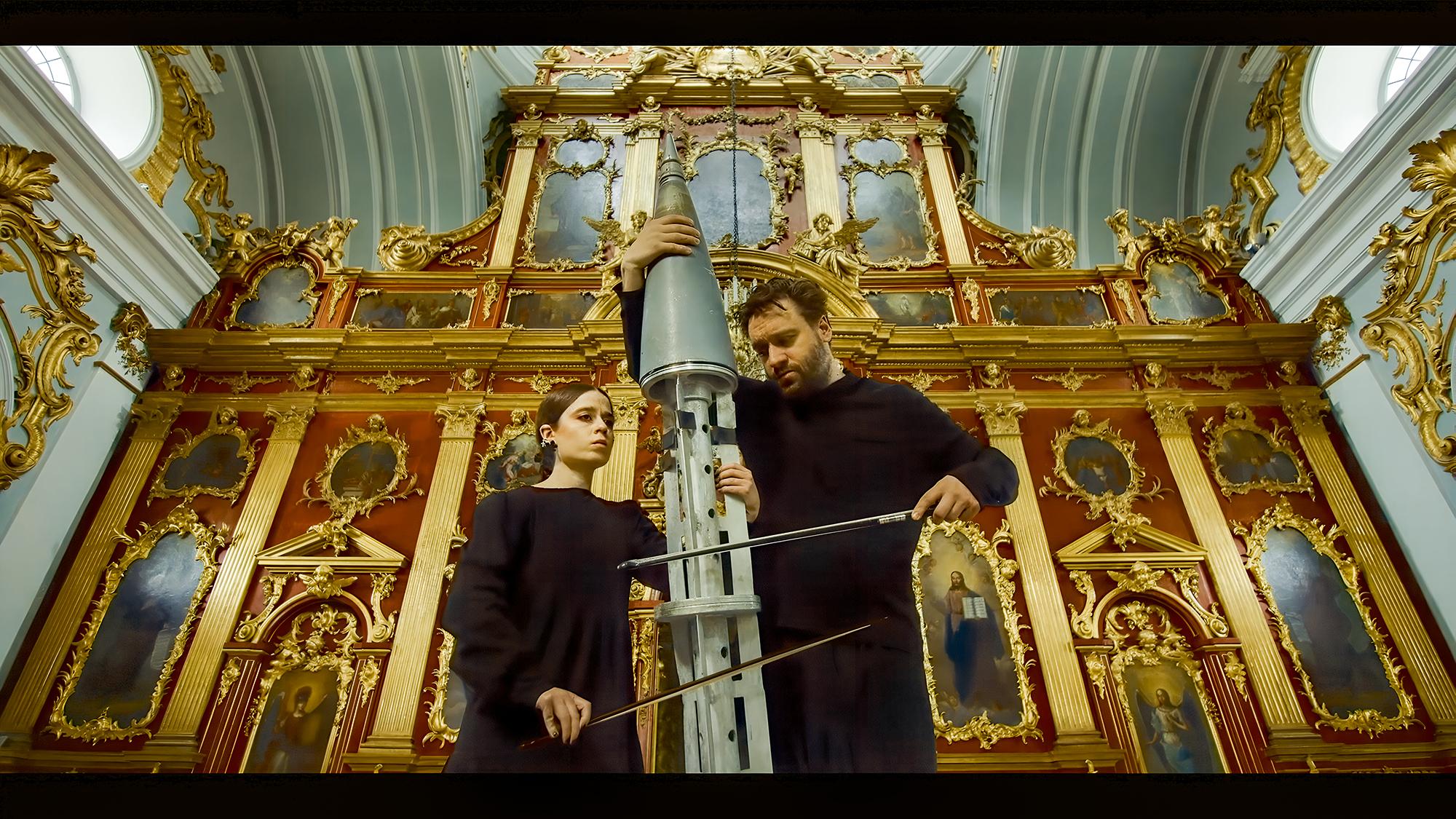 Marichka Shtyrbulova und Roman Grygoriv mit der von ihm zu einem Streichinstrument umgebauten russischen Rakete