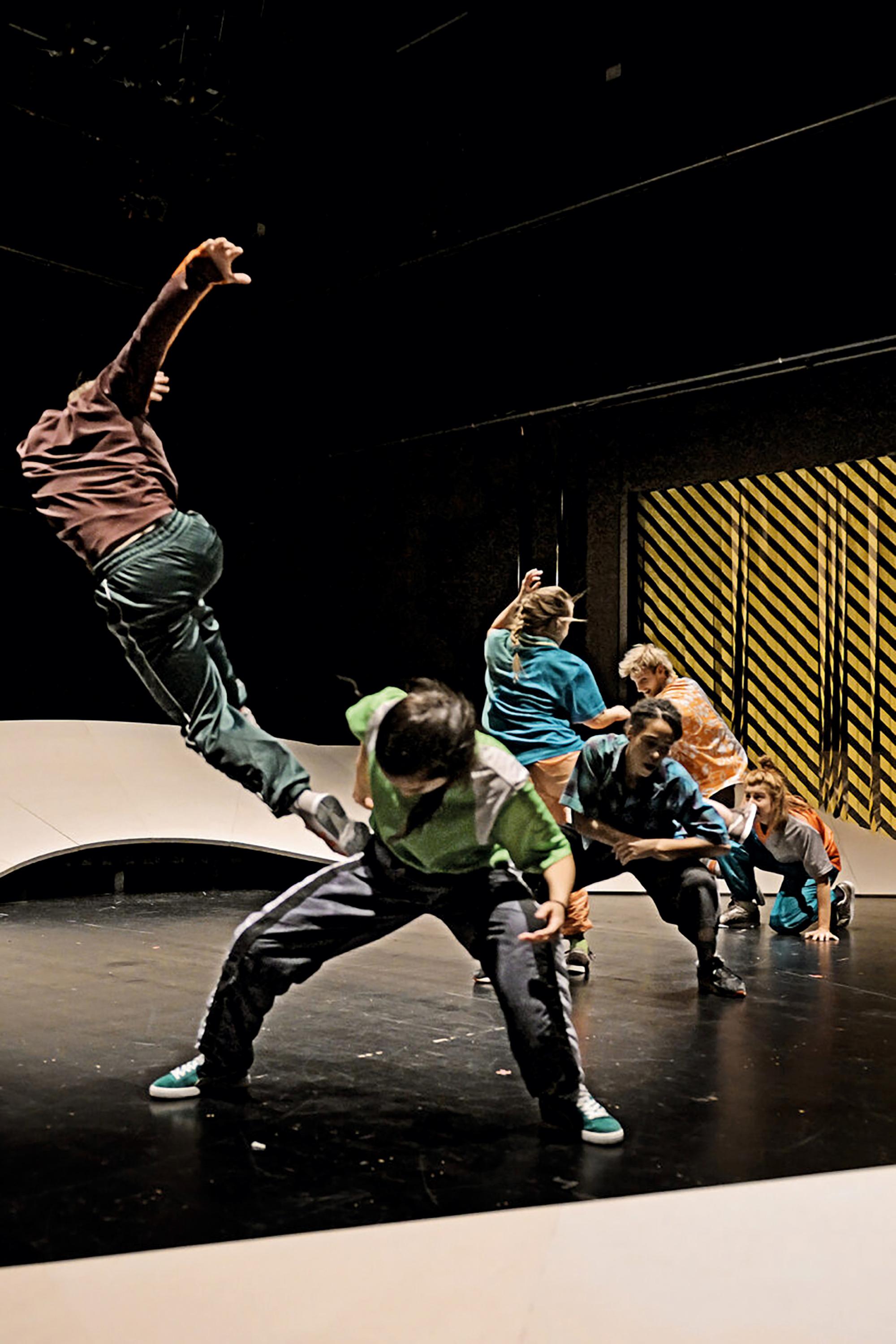 „Aus der Kurve fliegen“, Urbanes Tanztheater mit Verdolmetschung in deutsche Gebärdensprache, womit Intendantin Grete Pagan für den Theaterpreis FAUST 2023 in der Kategorie „Theater für junges Publikum“ nominiert ist