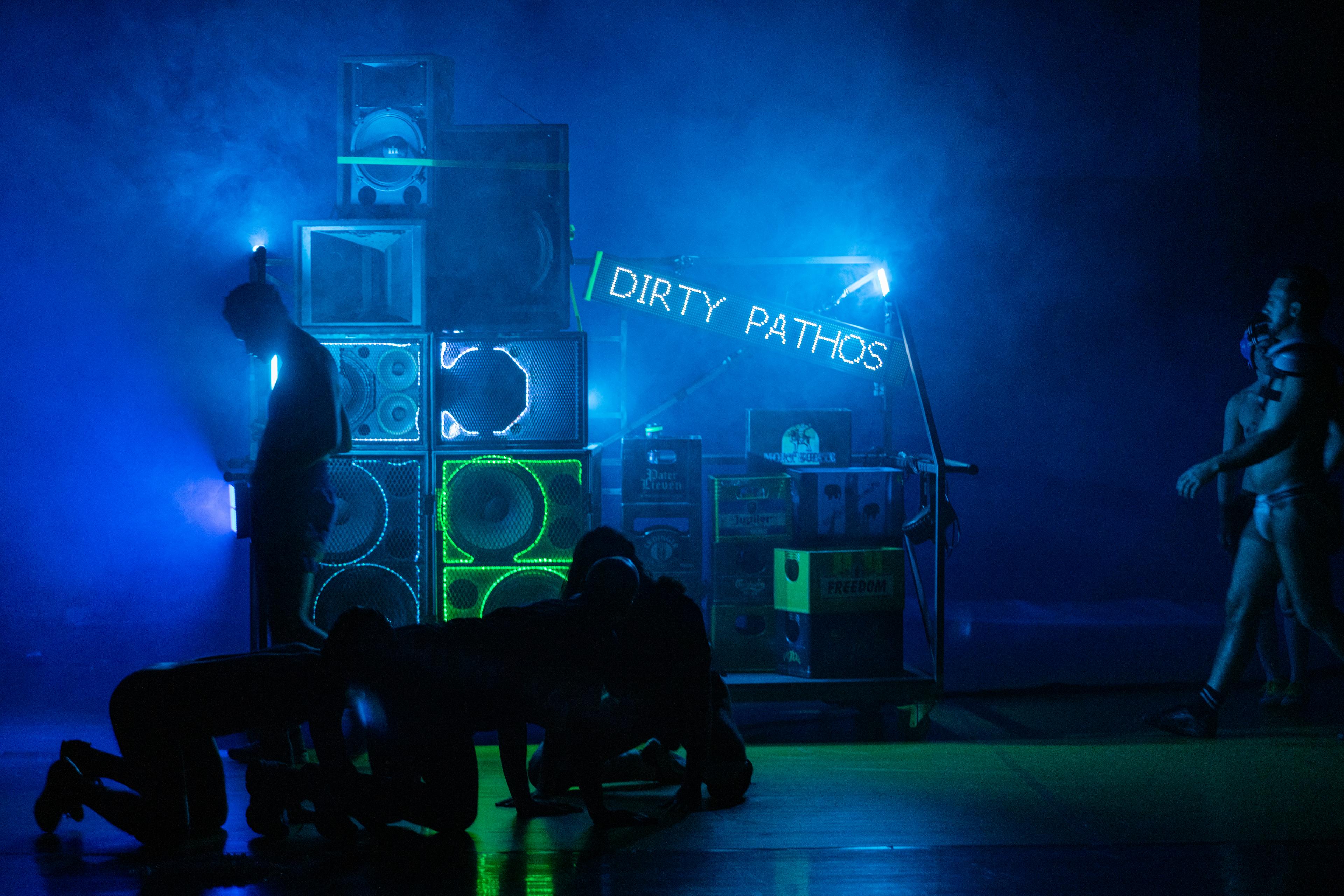 „Cadela Força Trilogy - Chapter II: The Brotherhood“ von Carolina Bianchi. Foto Mayra Azzi