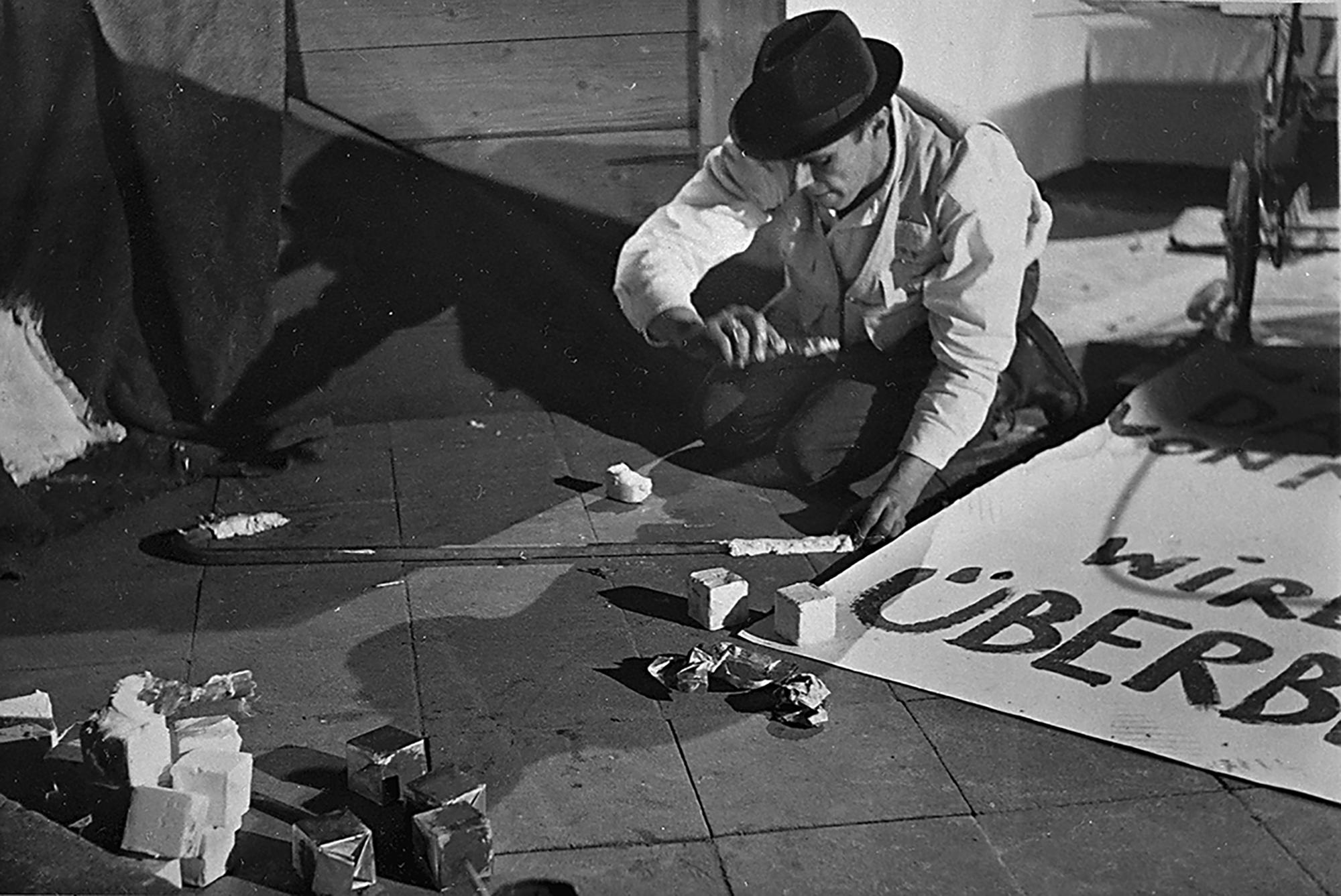 Joseph Beuys »Das Schweigen von Marcel Duchamp wird überwertet« (1964, Foto: Manfred Tischer © by tischer.org, the estate of Manfred Tischer)