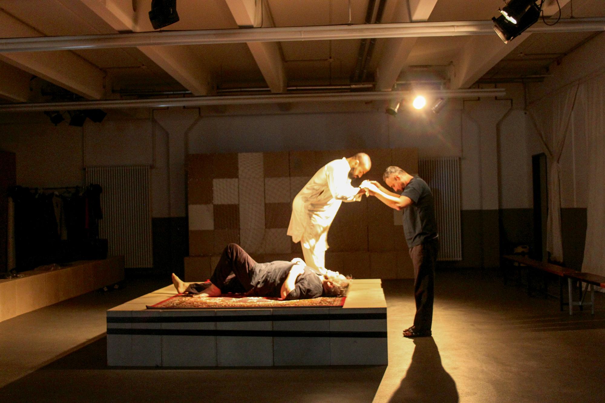 Szene aus Proben von „The Prisoner“ (Der Gefangene) von Marie Helène Estienne und Peter Brook. Regie Dirk Harms in der Justizvollzugsanstalt Schwerte